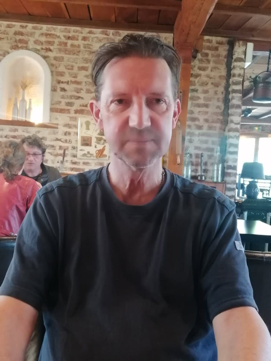 Menzo - Site rencontres gay à Meride Profil de Menzo, 27 ans, Site rencontres gay à Meride (Tessin)