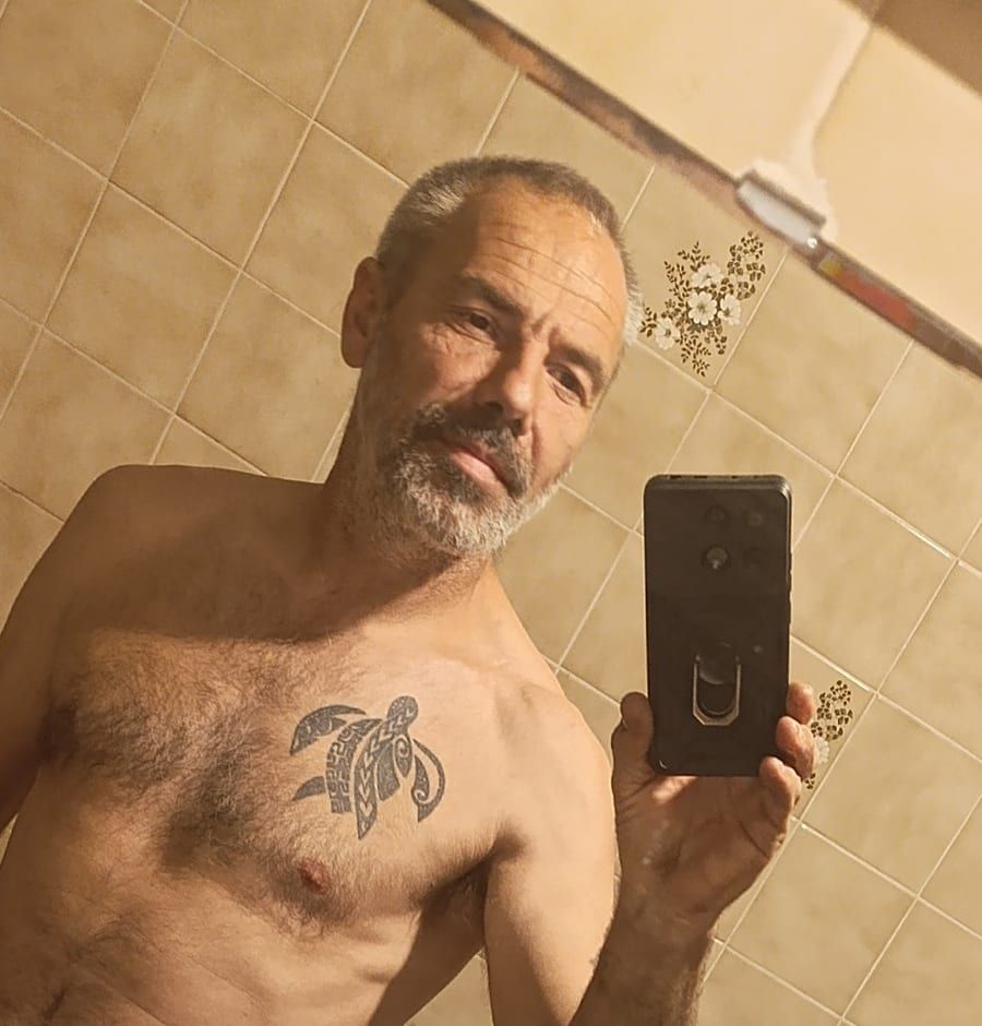 Zino - Site rencontres gay à Rünenberg Profil de Zino, 44 ans, Site rencontres gay à Rünenberg (Bâle-Campagne)